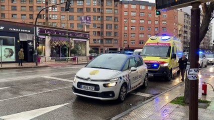 Pierde el control de su vehículo y choca contra una farola