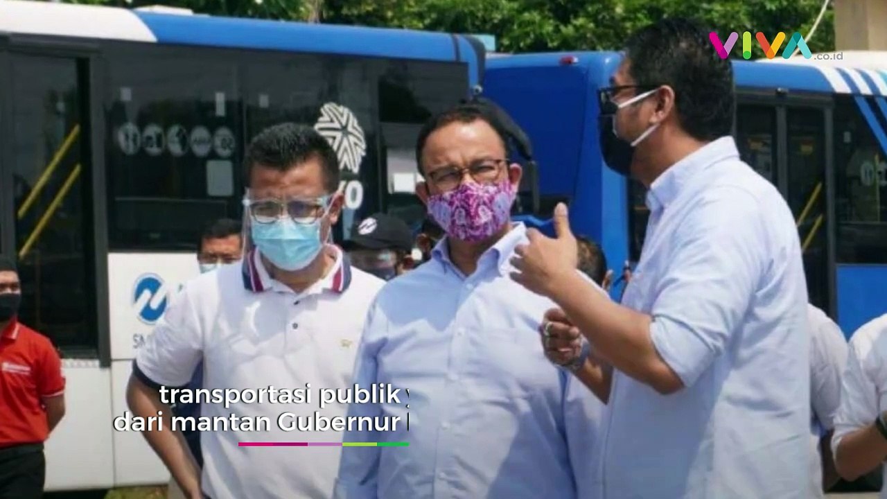 Warga Baris Rapih Saat Menaiki JakLingko di Jaktim