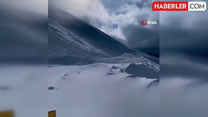 Bahçesaray'da yol açma sırasında ekiplerin önüne çığ düştü