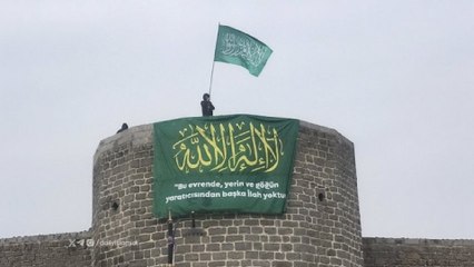 Diyarbakır’da birçok yere “Yaşasın Şeriat” yazılı pankartlar asıldı