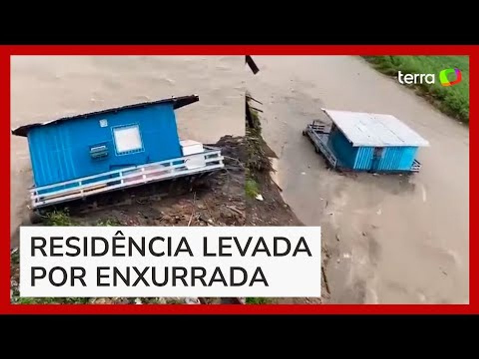 Casa é arrastada por correnteza durante fortes chuvas em Manaus