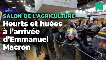 Скачать видео: Des manifestants forcent l’entrée du Salon de l’agriculture pour rejoindre Macron