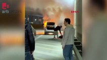 Kadıköy'de seyir halindeki otomobil alev alev yandı; o anlar kamerada