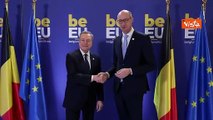 Draghi riceve sciarpa Ecofin al suo arrivo a Gand, in Belgio, per il vertice Ue sull'economia