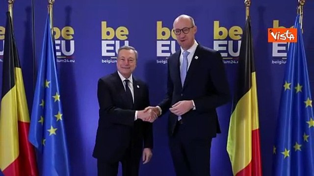 Draghi riceve sciarpa Ecofin al suo arrivo a Gand, in Belgio, per il vertice Ue sull'economia