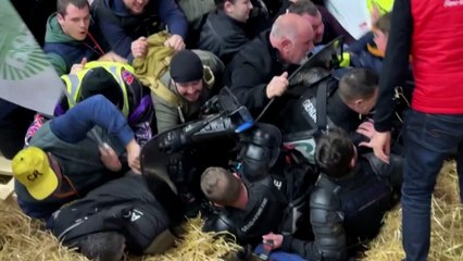 Salon de l'Agriculture : vives tensions à l'arrivée de Macron, des heurts retardent l'ouverture