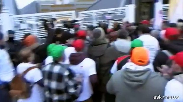 A Parigi i manifestanti fanno irruzione nel Salone dell'agricoltura