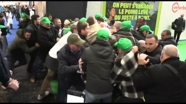 A Parigi i manifestanti fanno irruzione nel Salone dell'agricoltura