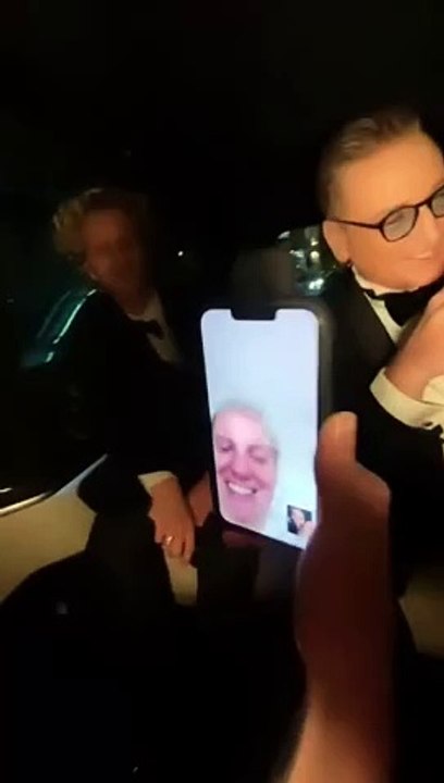 Benoît Magimel au téléphone avec sa femme Margot Pelletier en allant aux César.