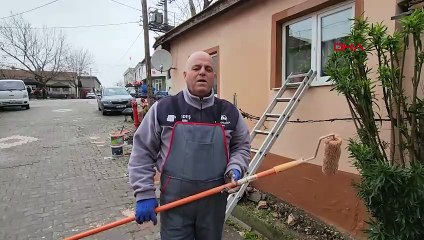 ‘Boyasız ev kalmayacak’ vaadi için mahallenin, boyasız olan evlerini tek tek boyamaya başladı