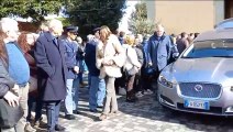 Vicarello (Livorno), il funerale dell'operaio morto nel cantiere di Firenze. Applausi all'uscita del feretro