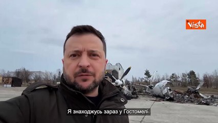 Anniversario guerra in Ucraina, Zelensky incontra Meloni. L'abbraccio all'aeroporto di Gostomel