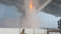인천공항 제2터미널 3층 벽에서 불...30분 만에 진화 / YTN