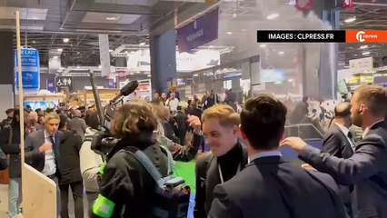 Fransa'da çiftçiler, Macron'un katılacağı tarım fuarını bastı