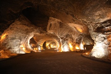Yer altındaki tuz mağaraları ışıklandırmalarıyla da dikkat çekiyor