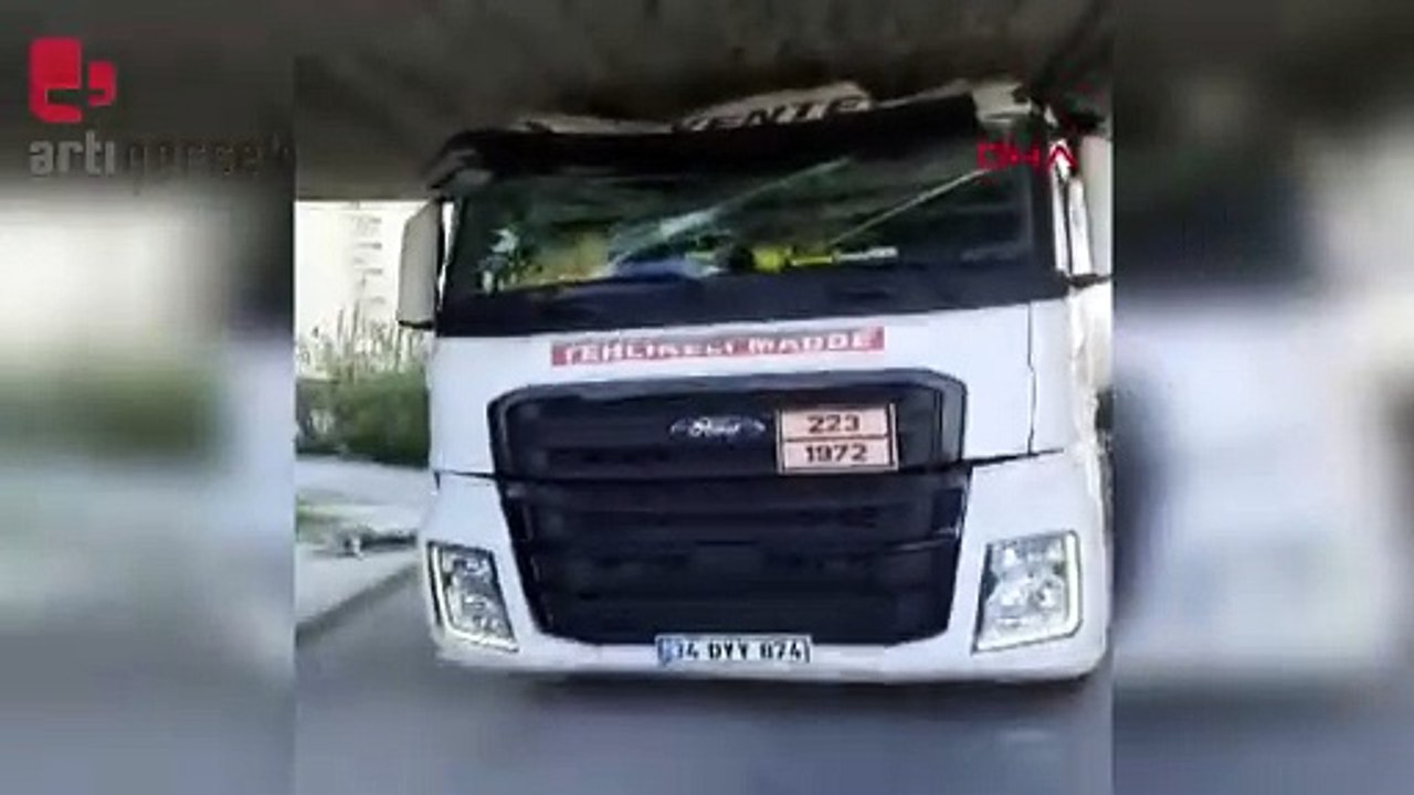 Doğal gaz tankeri köprüye sıkıştı