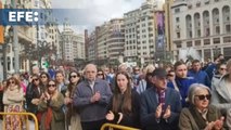 La plaza del Ayuntamiento de València guarda silencio por las víctimas del incendio