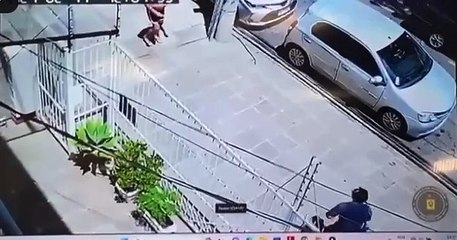 Polícia divulga briga entre homem branco e motoboy negro que foi preso em RS; assista