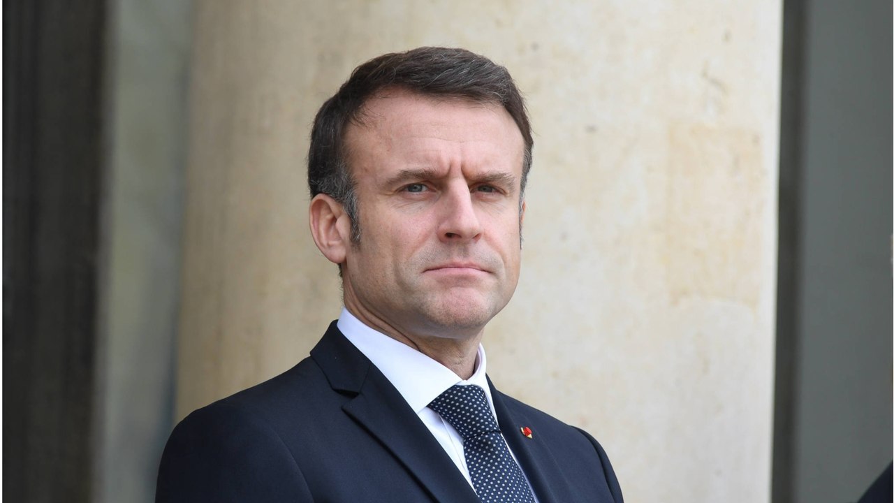 VOICI : Emmanuel Macron : une phrase sur les "smicards" fait bondir la Toile, l'Elysée dément
