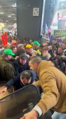 Chaos au salon de l'agriculture : Des agriculteurs chargent les forces de l'ordre pour tenter de se rapprocher d'Emmanuel Macron