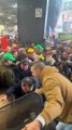 Chaos au salon de l'agriculture : Des agriculteurs chargent les forces de l'ordre pour tenter de se rapprocher d'Emmanuel Macron