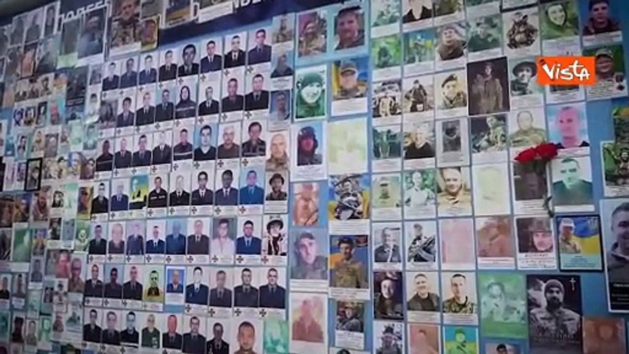 La visita di Meloni, Zelensky e von der Leyen al Muro della memoria dei caduti per l'Ucraina