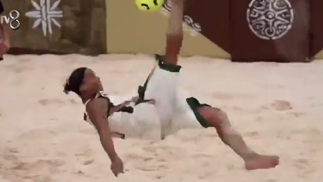 Ronaldhino brille au beach soccer lors d'une épreuve du « Koh-Lanta » turque