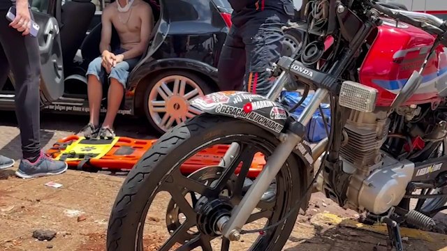 Motociclista fica ferido em acidente de trânsito na Avenida Carlos Gomes