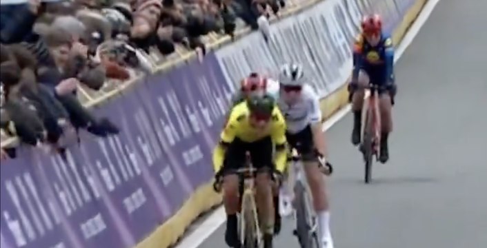 Omloop Het Nieuwsblad 2024 - Marianne Vos devant Lotte Kopecky et Elisa Longo Borghini