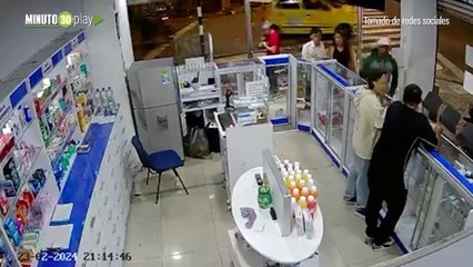 Cámaras captaron un atraco a mano armada en droguería en el barrio Boston