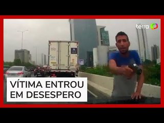 Câmera em veículo registra assalto em viaduto no Recife (PE)