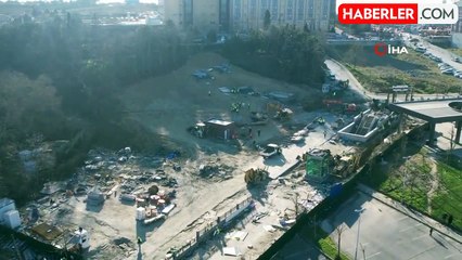 Metro çalışmasında devrilen iş makinesinin operatörü yaralandı