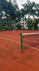 Le tennis tropical signifie avoir une raquette anti-moustique