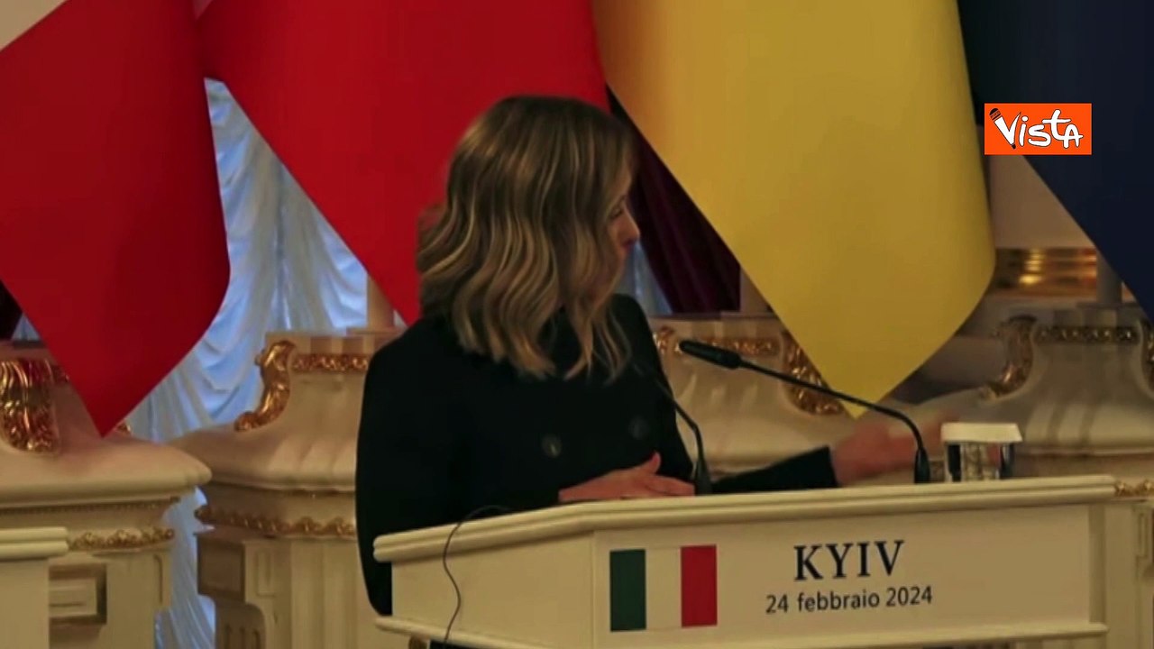 Due anni di guerra, Meloni a Kiev: "Ucraina sta combattendo per tutta l'Europa"