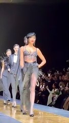 #Étincelante Naomi Campbell a montré à tout le monde comment faire le show à #Milan. Le top model, âgé de 53 ans et mère de 2 enfants, a défilé samedi sur le #podium #Dolce & #Gabbana automne-hiver 2024-2025, en mode femme-fatale. #NaomiCampbell