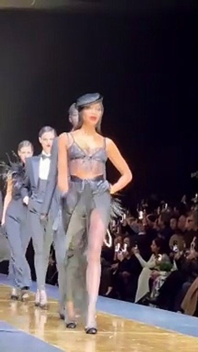 #Étincelante Naomi Campbell a montré à tout le monde comment faire le show à #Milan. Le top model, âgé de 53 ans et mère de 2 enfants, a défilé samedi sur le #podium #Dolce & #Gabbana automne-hiver 2024-2025, en mode femme-fatale. #NaomiCampbell