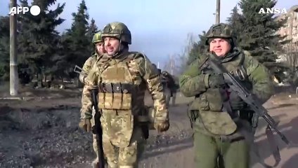 Ucraina, un funzionario sostenuto da Mosca cammina per Avdiivka catturata