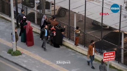 Diyarbakır’da yakınları tutuklanan aile fertleri adliyeye saldırdı