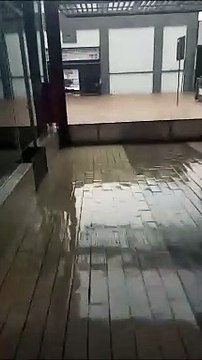 Rua na região central forma piscina e deixa pedestres ilhados em Joinville