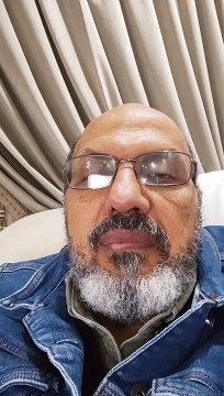 من نجا من ثلاث فقد نجا قالها ثلاث مرات قالوا ما ذاك يا رسول الله قال موتي والدجال ومن قتل خليفة مصطبر بالحق يعطيه