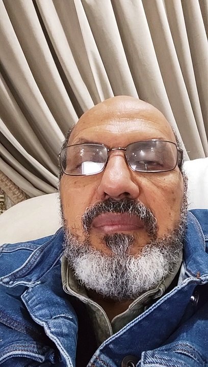 من نجا من ثلاث فقد نجا قالها ثلاث مرات قالوا ما ذاك يا رسول الله قال موتي والدجال ومن قتل خليفة مصطبر بالحق يعطيه