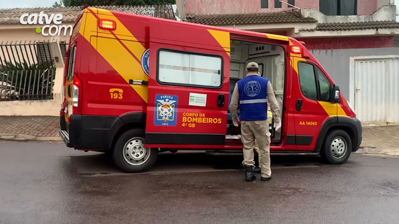 Homem ferido é atendido pelo Corpo de Bombeiros em Cascavel Rapaz ficou com um ferimento na cabeça