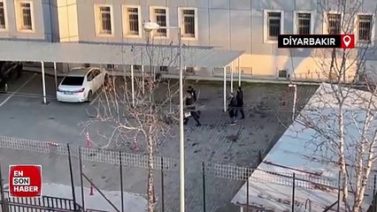 Diyarbakır'da yakınları tutuklanınca adliye tellerini tekmeledi
