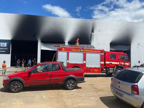 Incêndio de grandes proporções atinge galpão que funcionava oficina e duas lojas, em São Bento