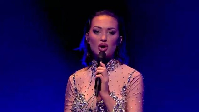 L'ancienne Miss Chayenne Van Aarle chante sur la scène de Miss Belgique 2024