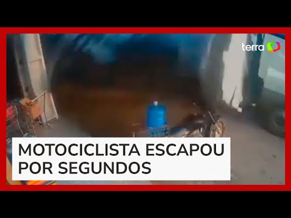 Homem escapa de ser esmagado ao deixar moto segundos antes de carreta tombar em Pernambuco