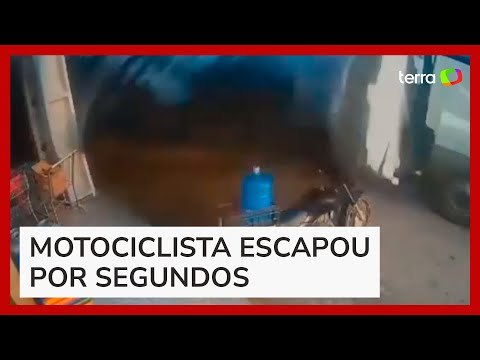 Homem escapa de ser esmagado ao deixar moto segundos antes de carreta tombar em Pernambuco