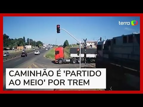 Caminhão 'parte ao meio' em acidente com trem no Paraná