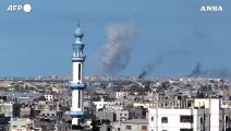 Gaza, l'esercito israeliano bombarda Khan Yunis