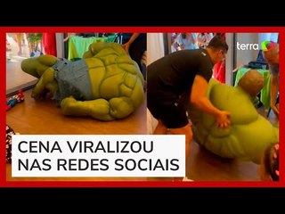 Hulk assusta crianças ao tropeçar e cair em festa infantil no RJ